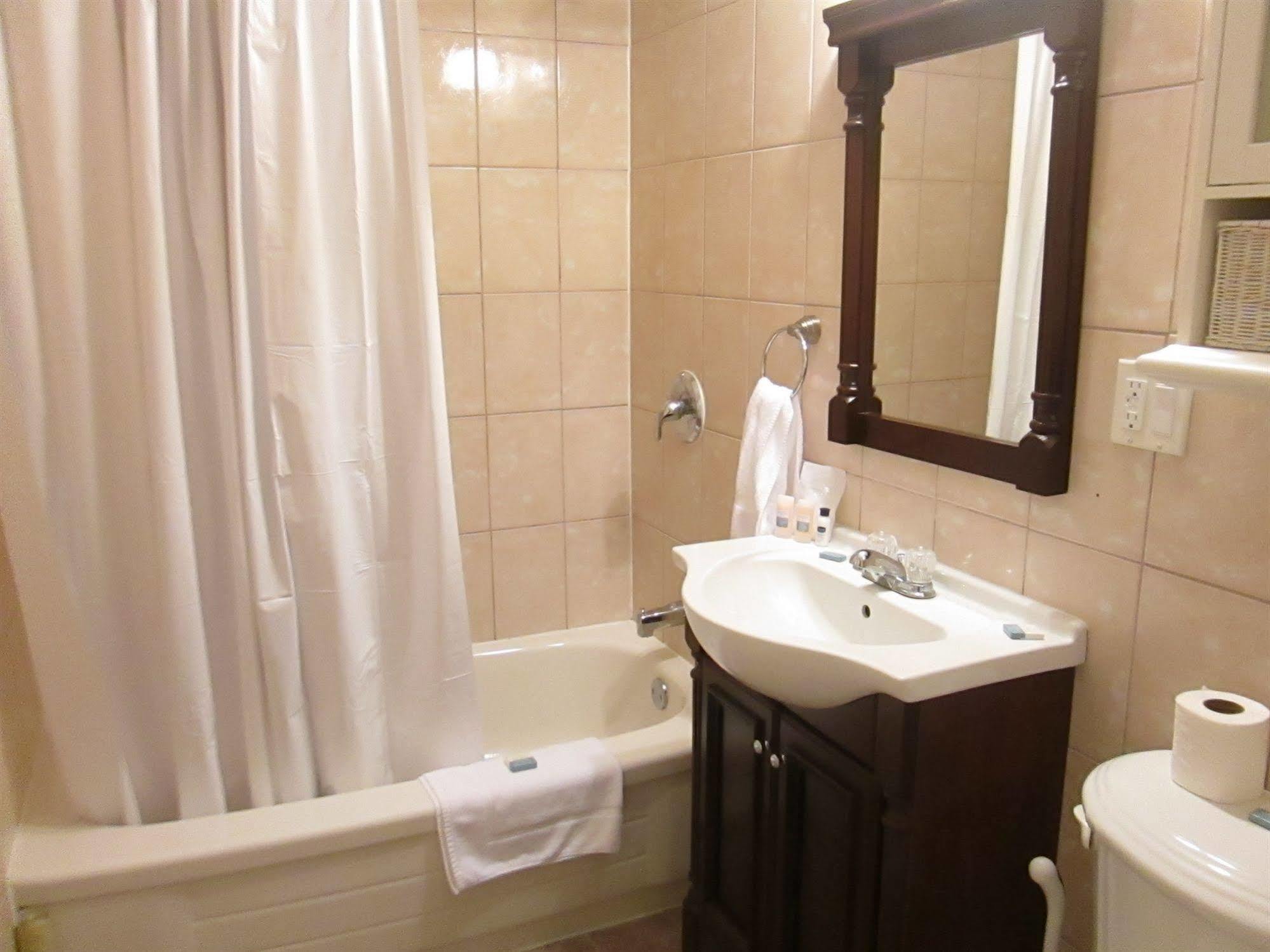 Bayside Inn & Waterfront Suites Kingston Dış mekan fotoğraf