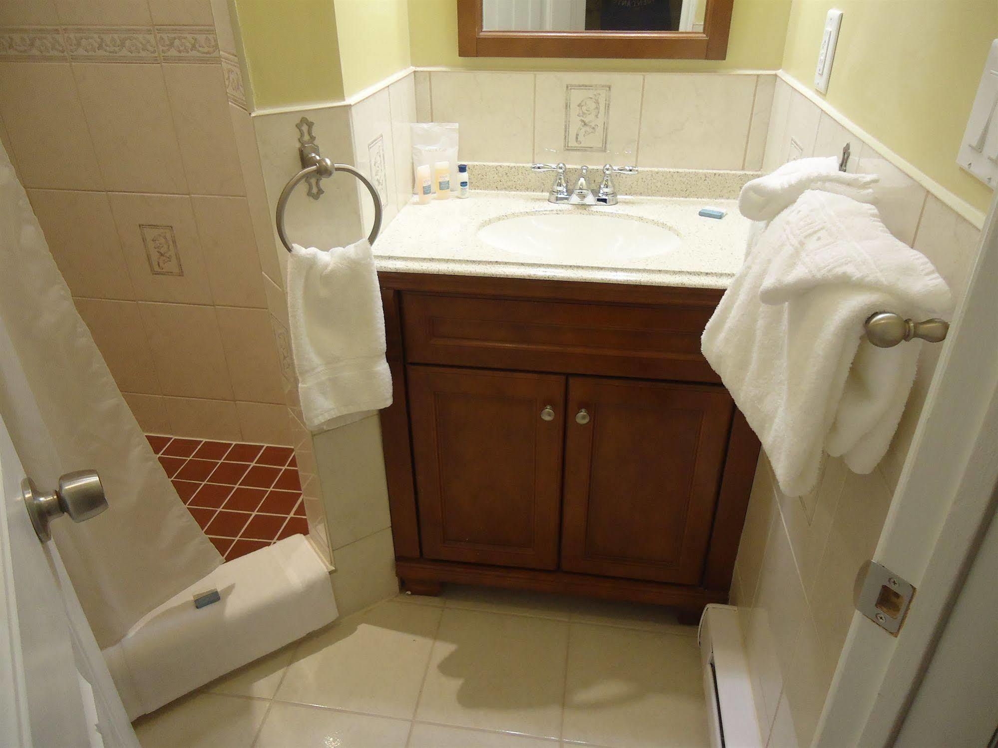 Bayside Inn & Waterfront Suites Kingston Dış mekan fotoğraf